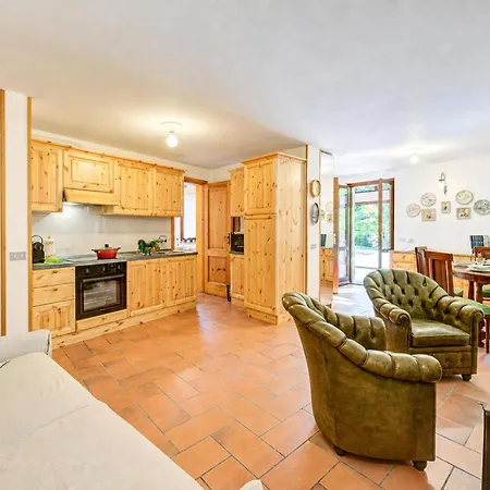 Il Castagno: Few Min From Beach, 2br Villa Castelveccana